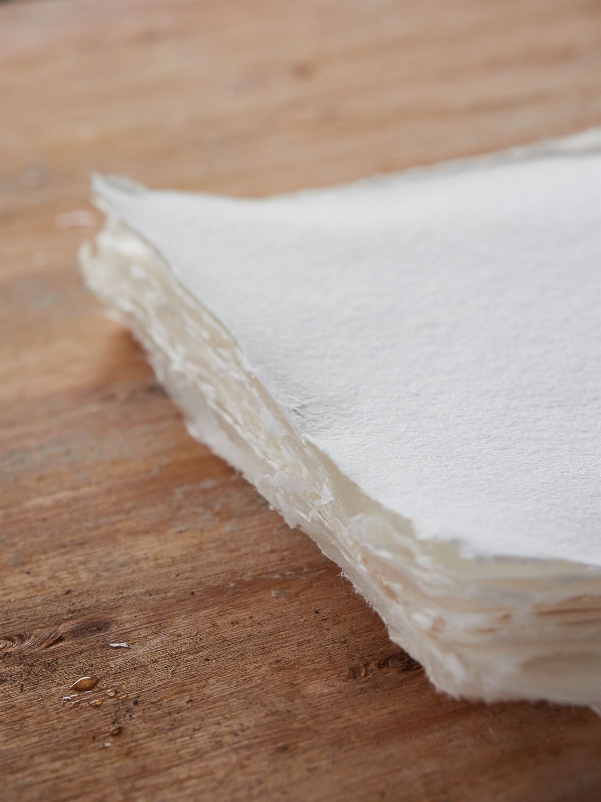 Geordneter Stapel handgeschöpfter Papierbögen