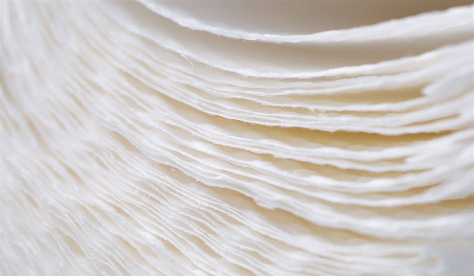 Geschwungene Lagen aus handgeschöpftem Papier