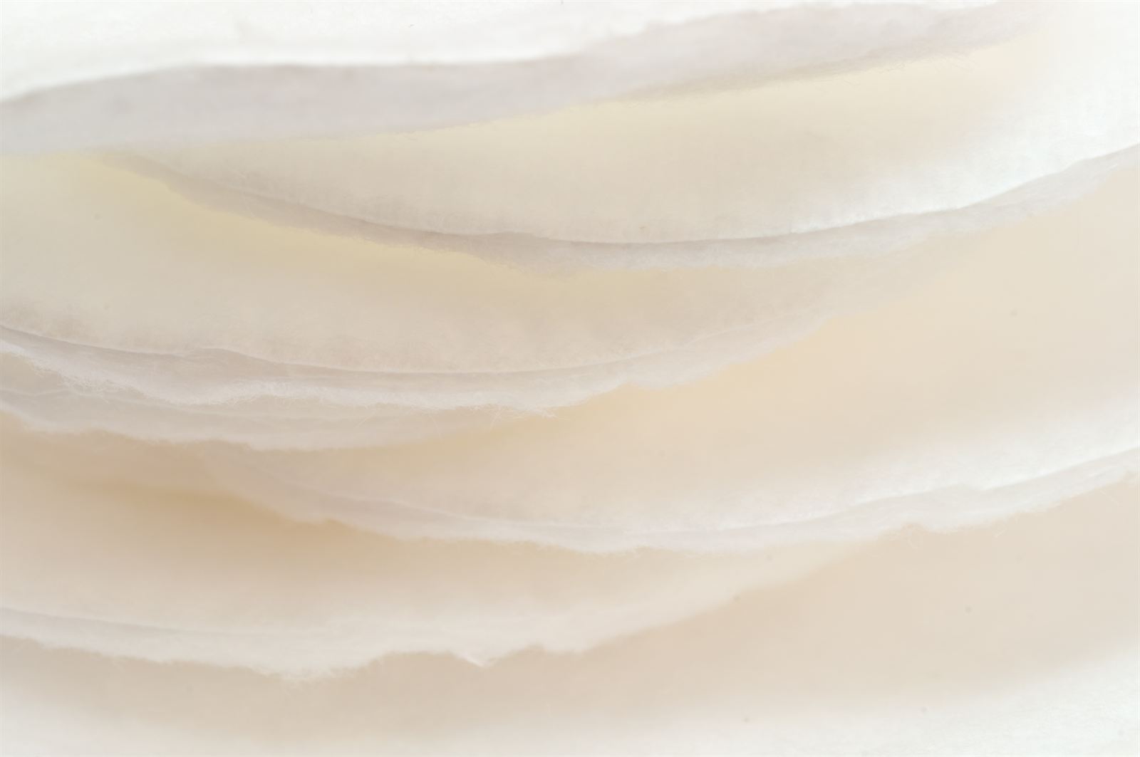 Weiche, lichtdurchflutete Papierlagen