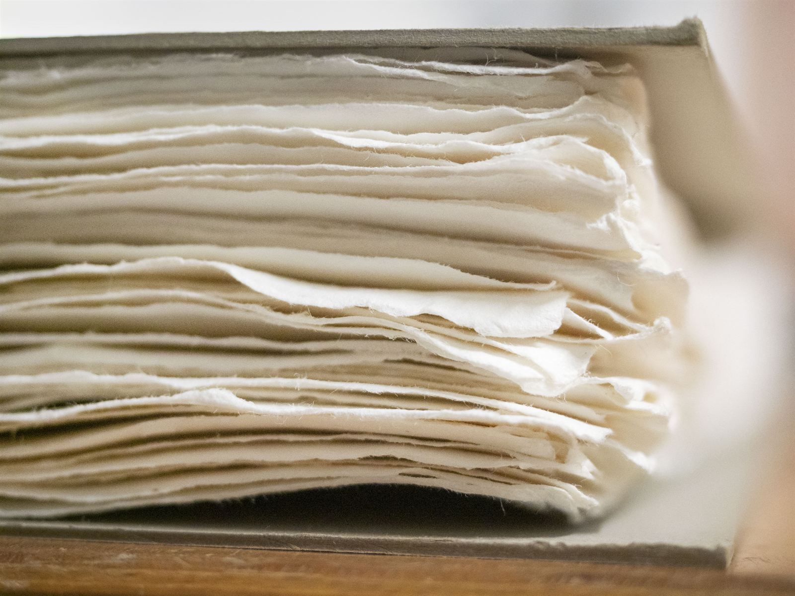 Handgeschöpfte Papierbögen zwischen Buchdeckeln